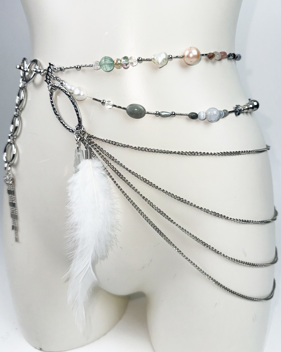 FEATHER BEADS BELT (for HUH YUNJIN)